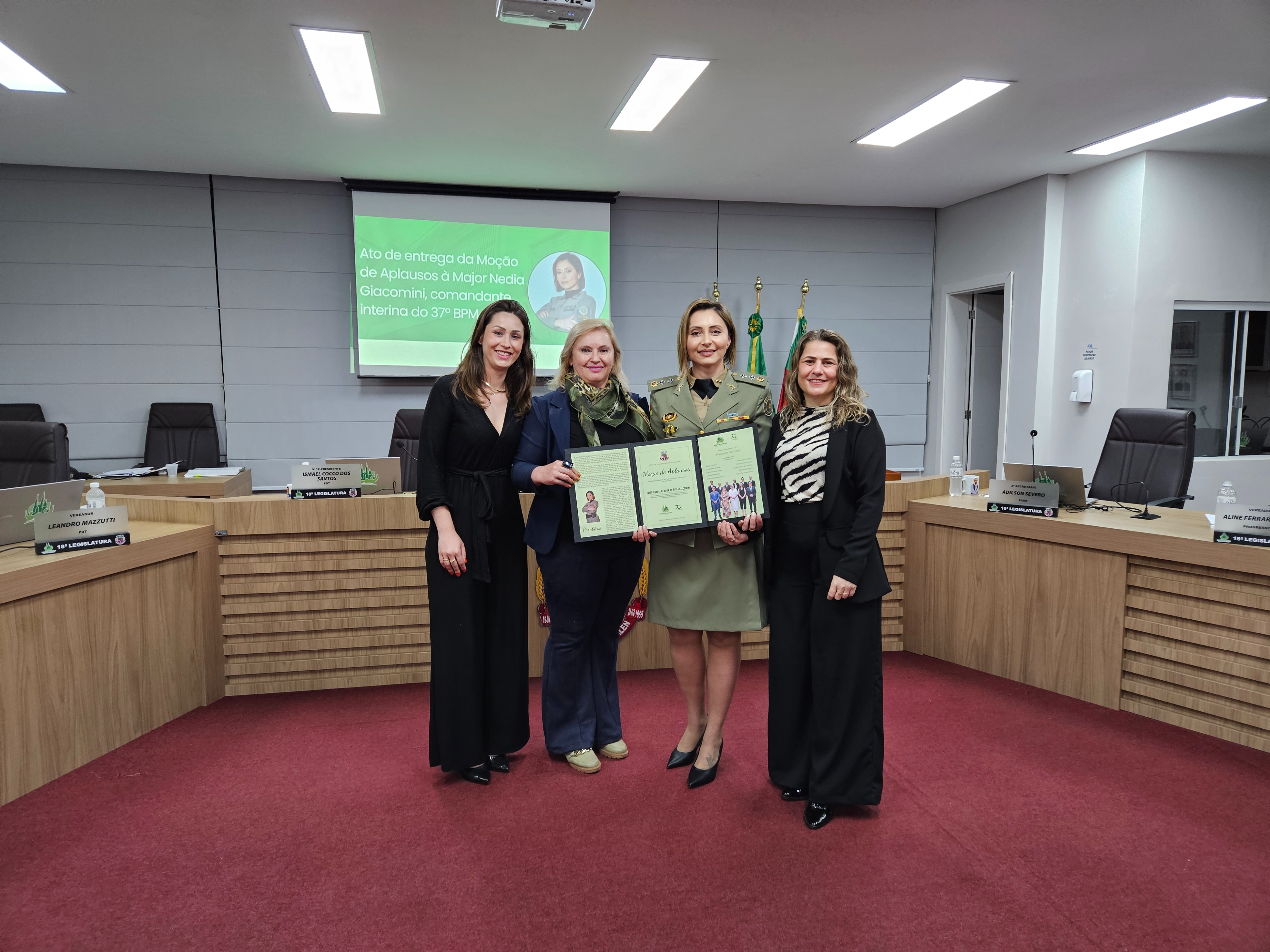 Entrega Moção de Aplausos Major Nedia Giacomini 