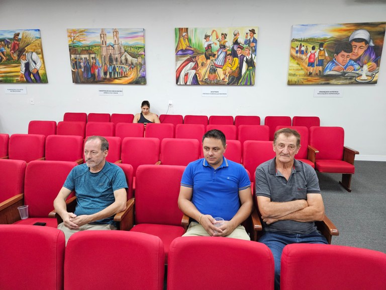 Prefeito em exercício na Sessão da Câmara (1).jpg