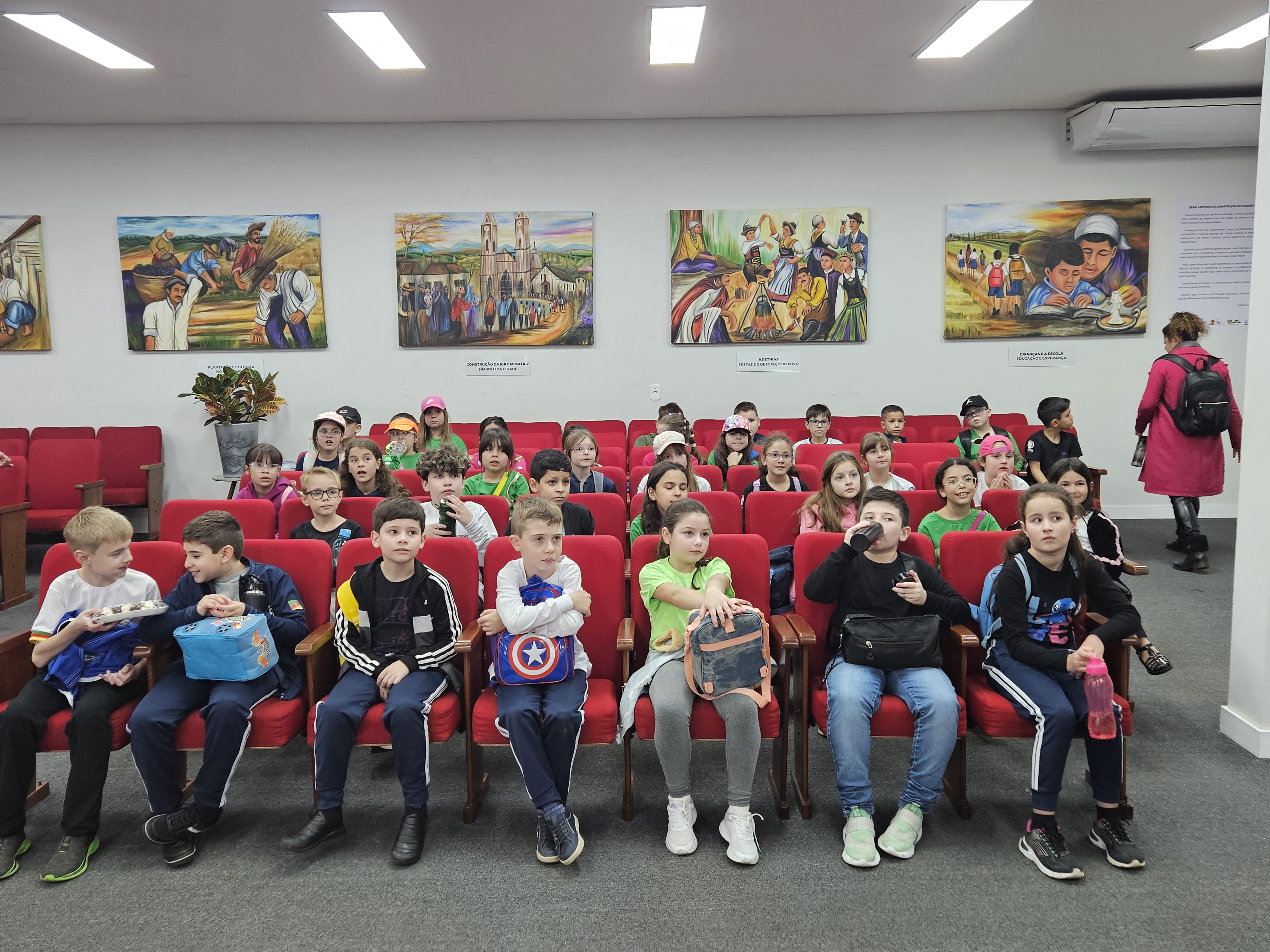 Alunos da Escola Cardeal Roncalli conhecem Poder Legislativo Municipal