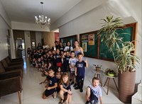 Alunos do 1º ano do Ensino Fundamental da Escola da URI visitam Câmara de Vereadores