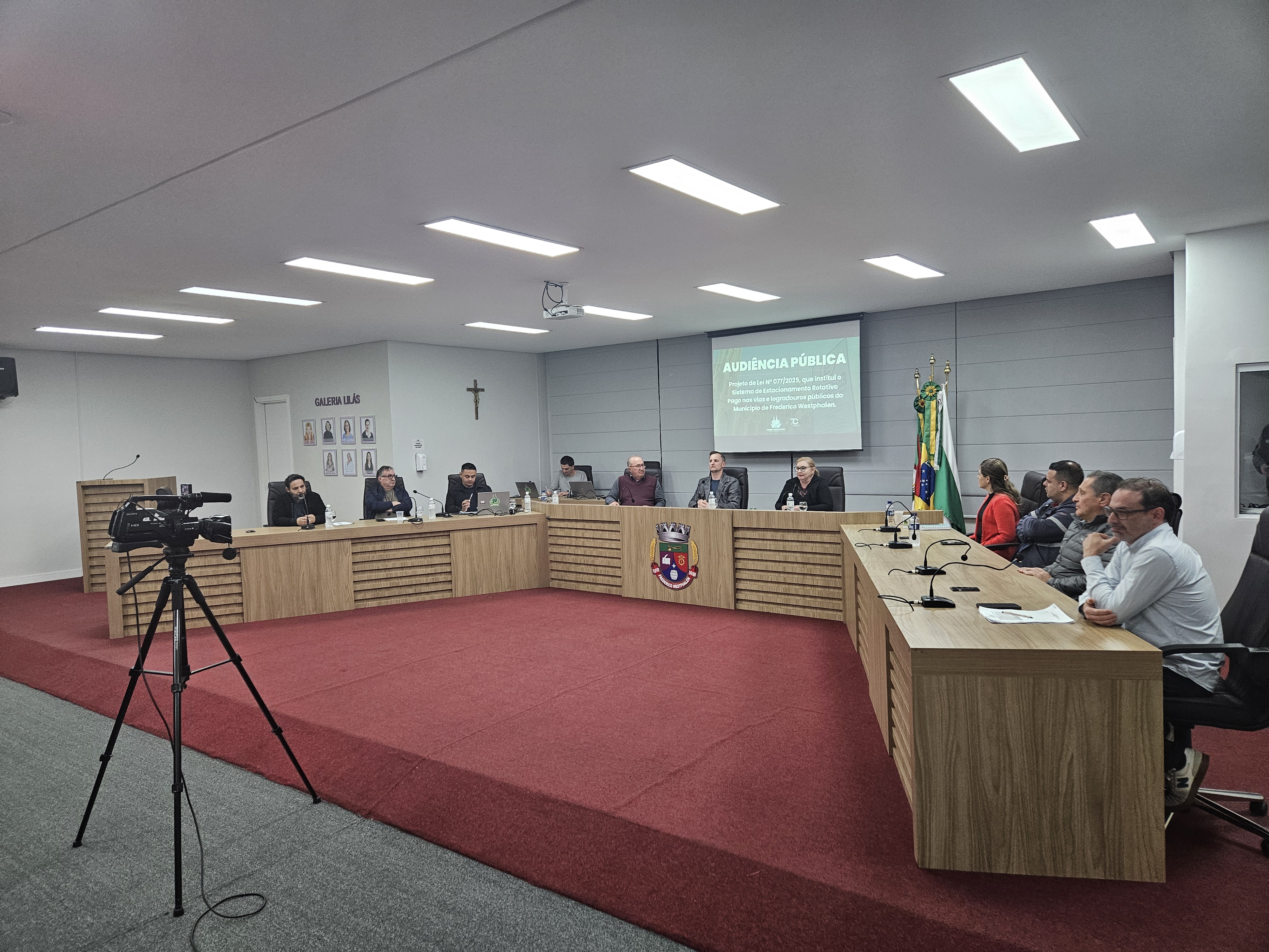 Após audiência pública, Poder Executivo retira de tramitação projeto de lei Nº 077/2025, que institui o novo Sistema de Estacionamento Rotativo em FW 