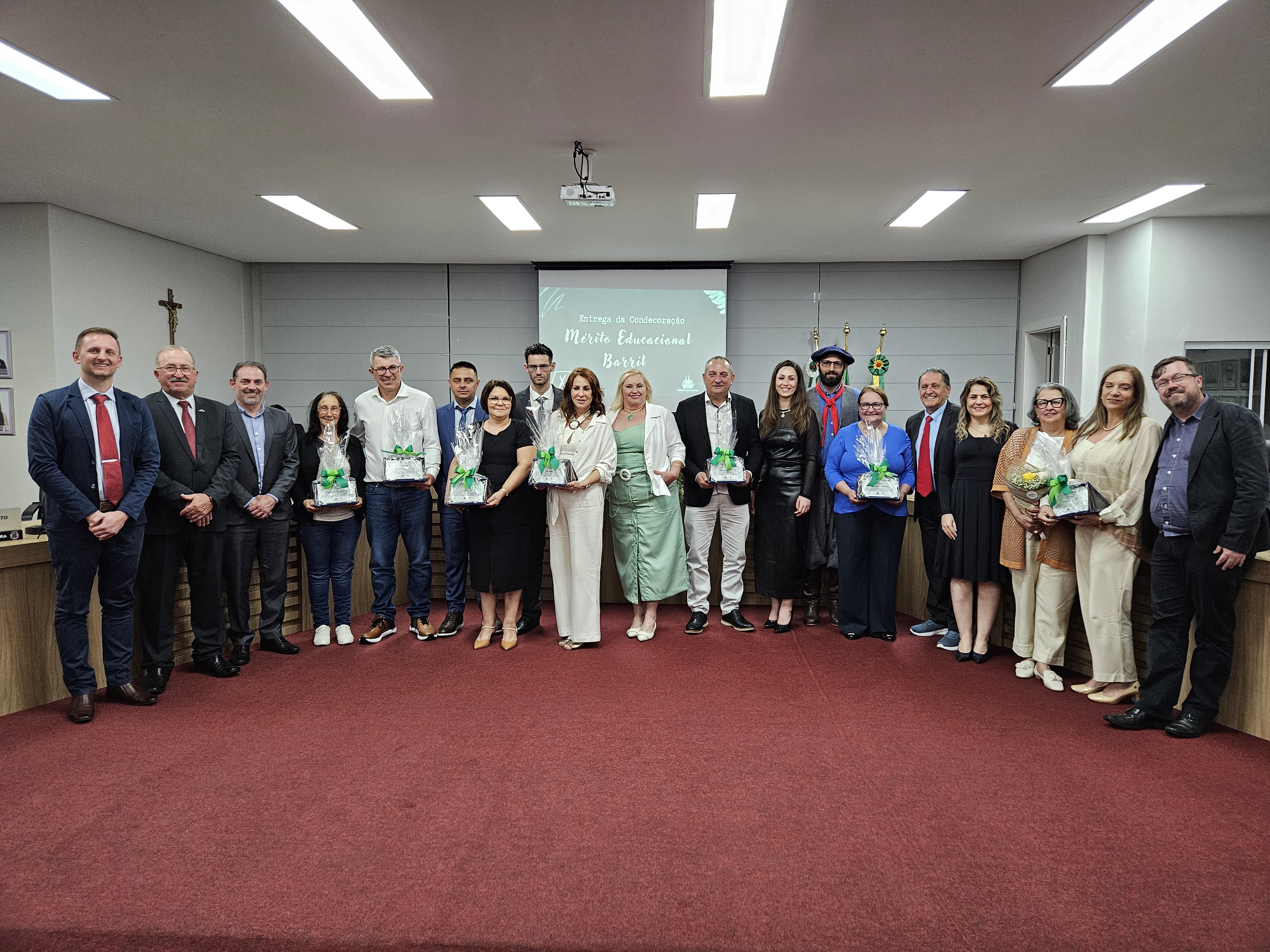 Câmara de Frederico Westphalen concede Mérito Educacional Barril a oito professores