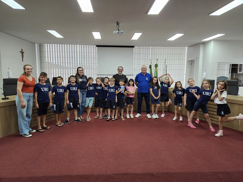 Câmara de Vereadores recebe estudantes da URI em visita alusiva à Semana do Município