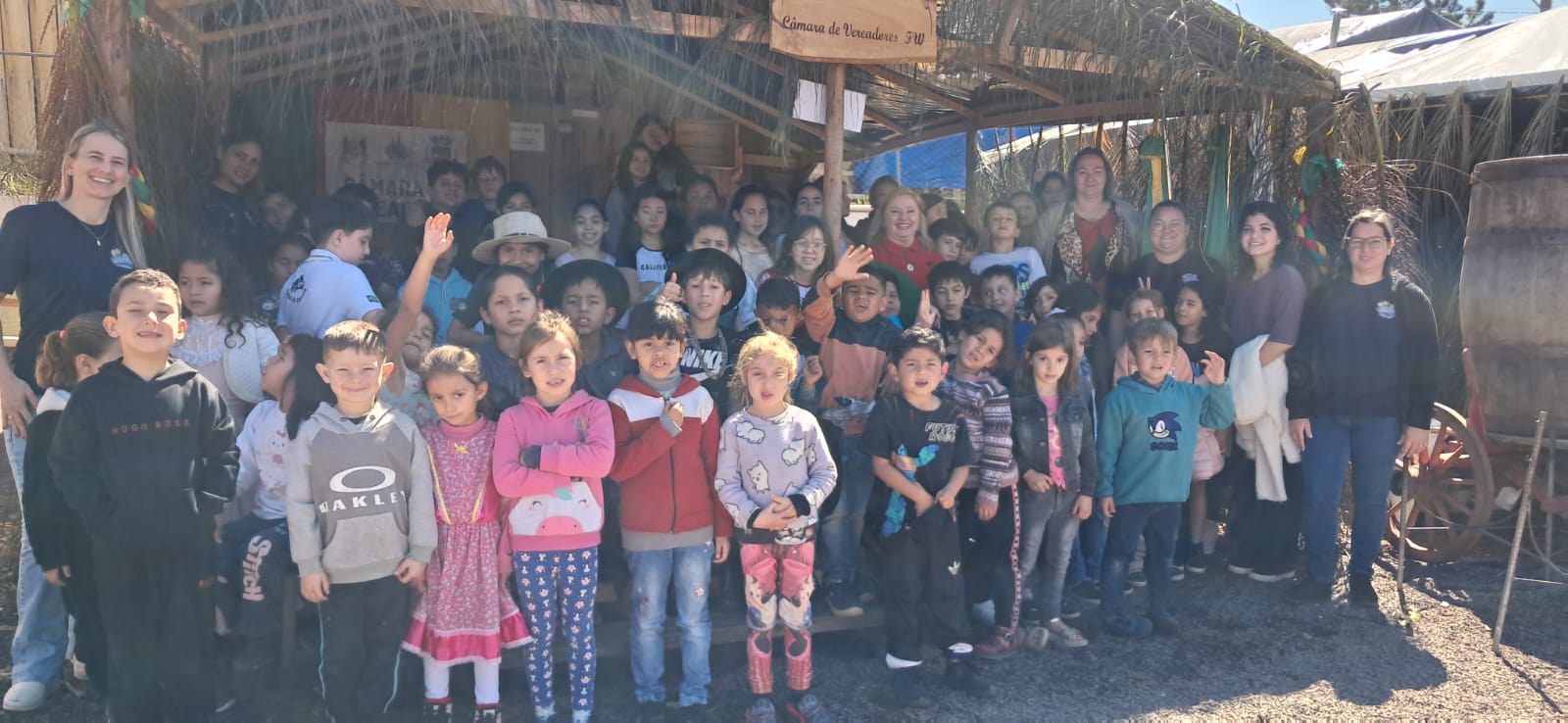 Escola Maria Falcon visita galpão da Câmara de Vereadores no 45º Acampamento Farrapo