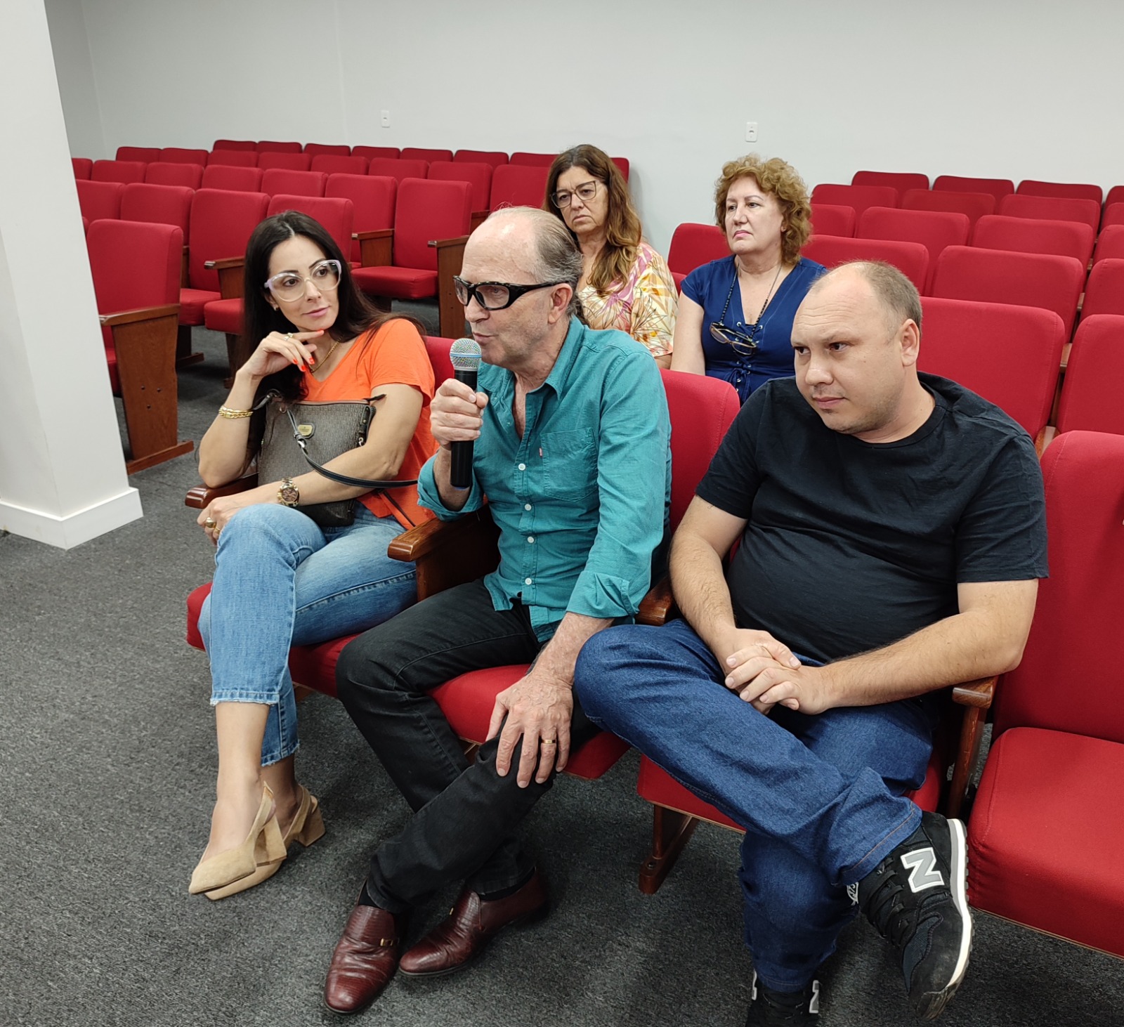 Famílias que sofrem há mais de 30 anos com problemas de alagamentos em FW pedem apoio do Legislativo