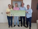 Mesa Diretora da Câmara entrega cheque simbólico de R$ 1 milhão ao Executivo