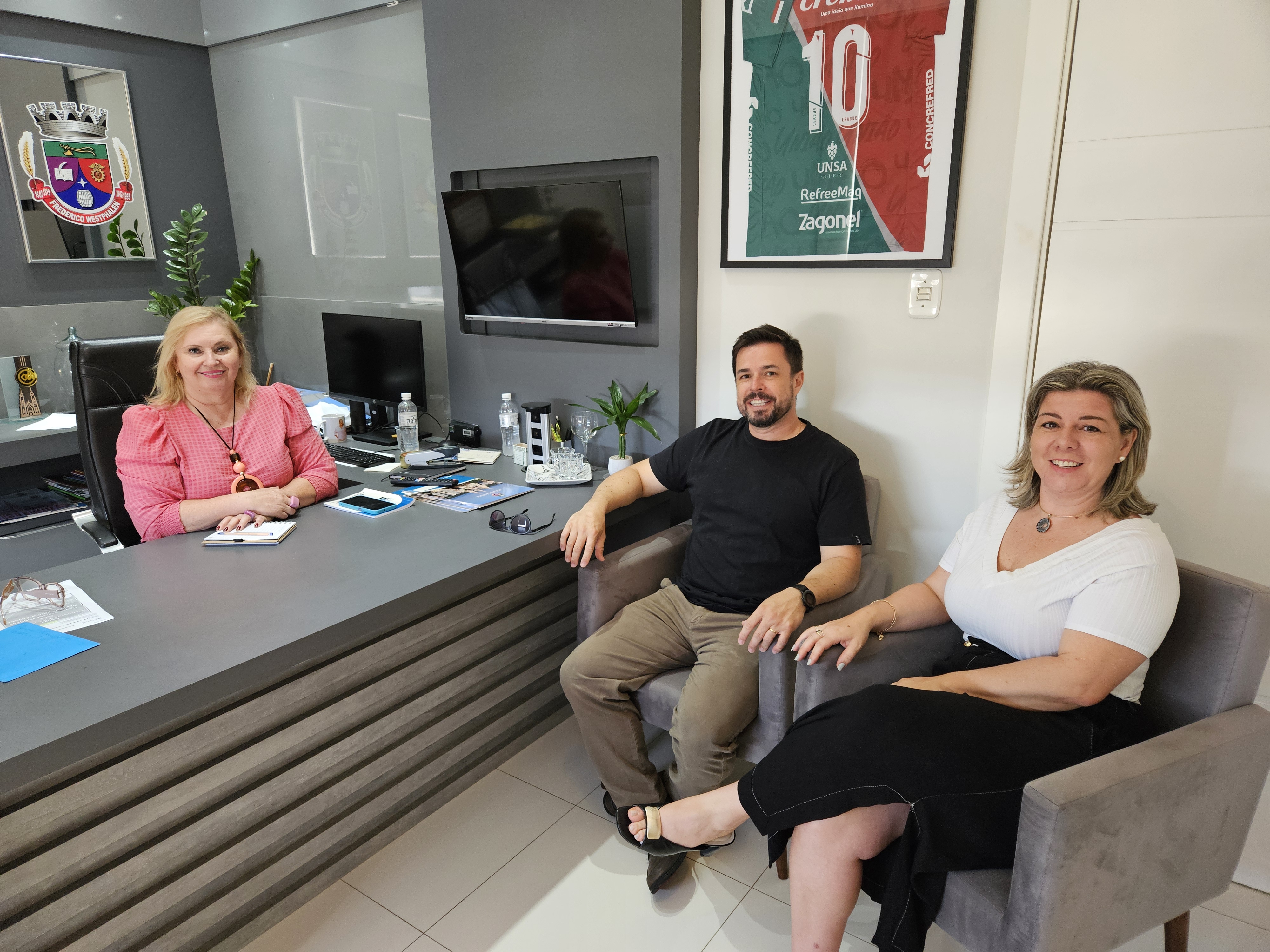 Nova diretoria do Hospital Divina Providência visita Poder Legislativo