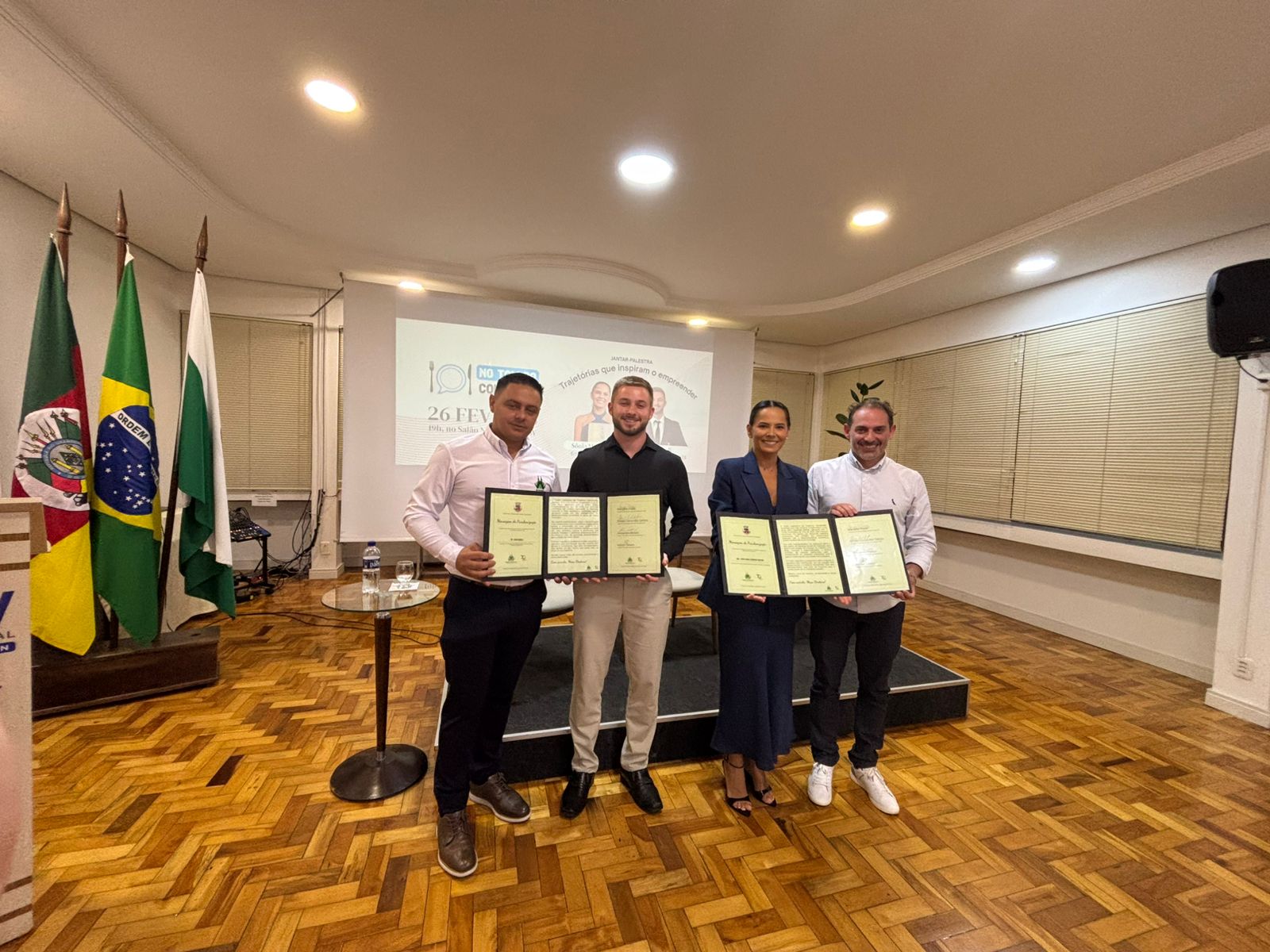 Poder Legislativo homenageia empresários durante jantar-palestra “No Tom da Conversa” da AEFW