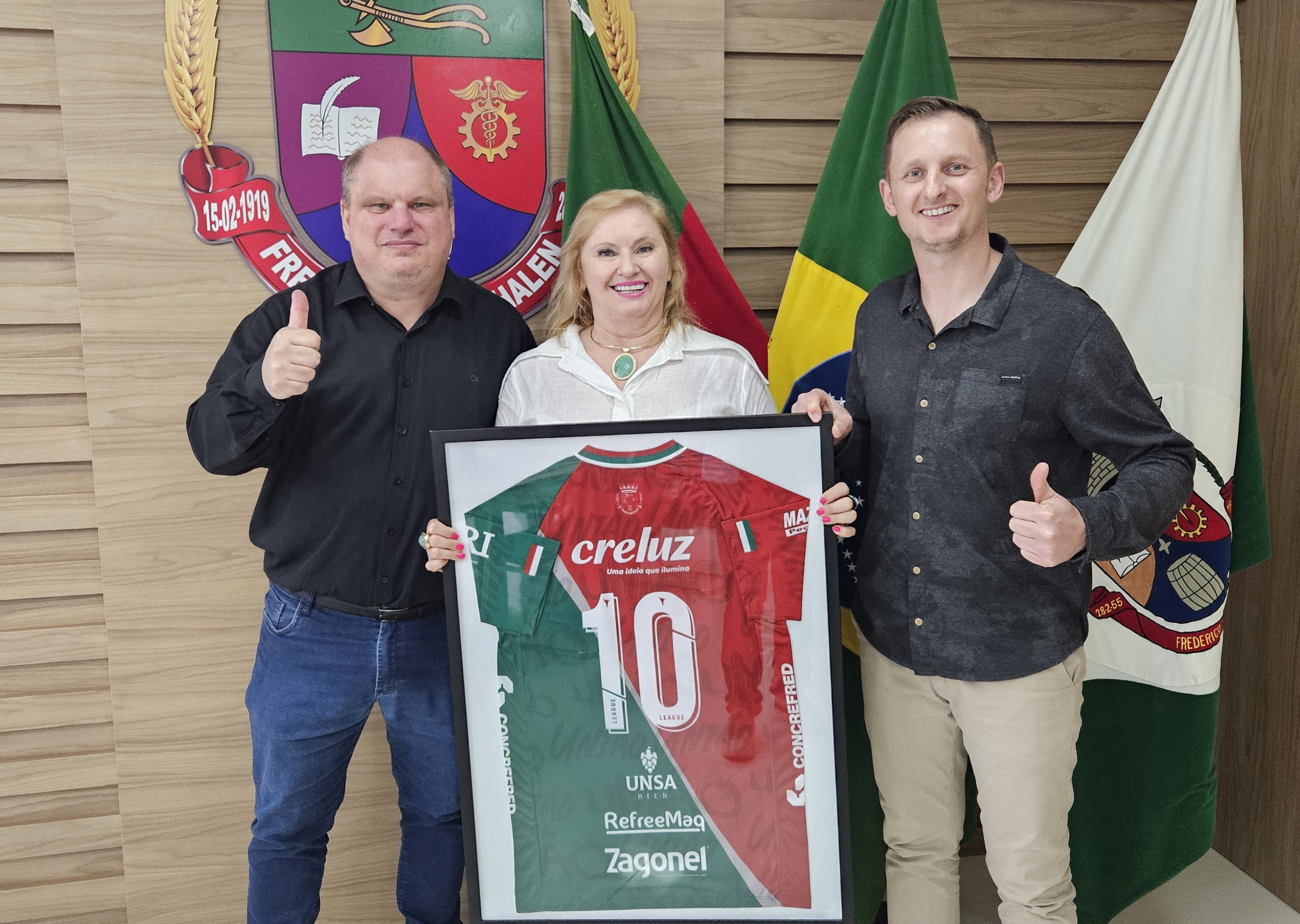 Poder Legislativo recebe homenagem do União Frederiquense