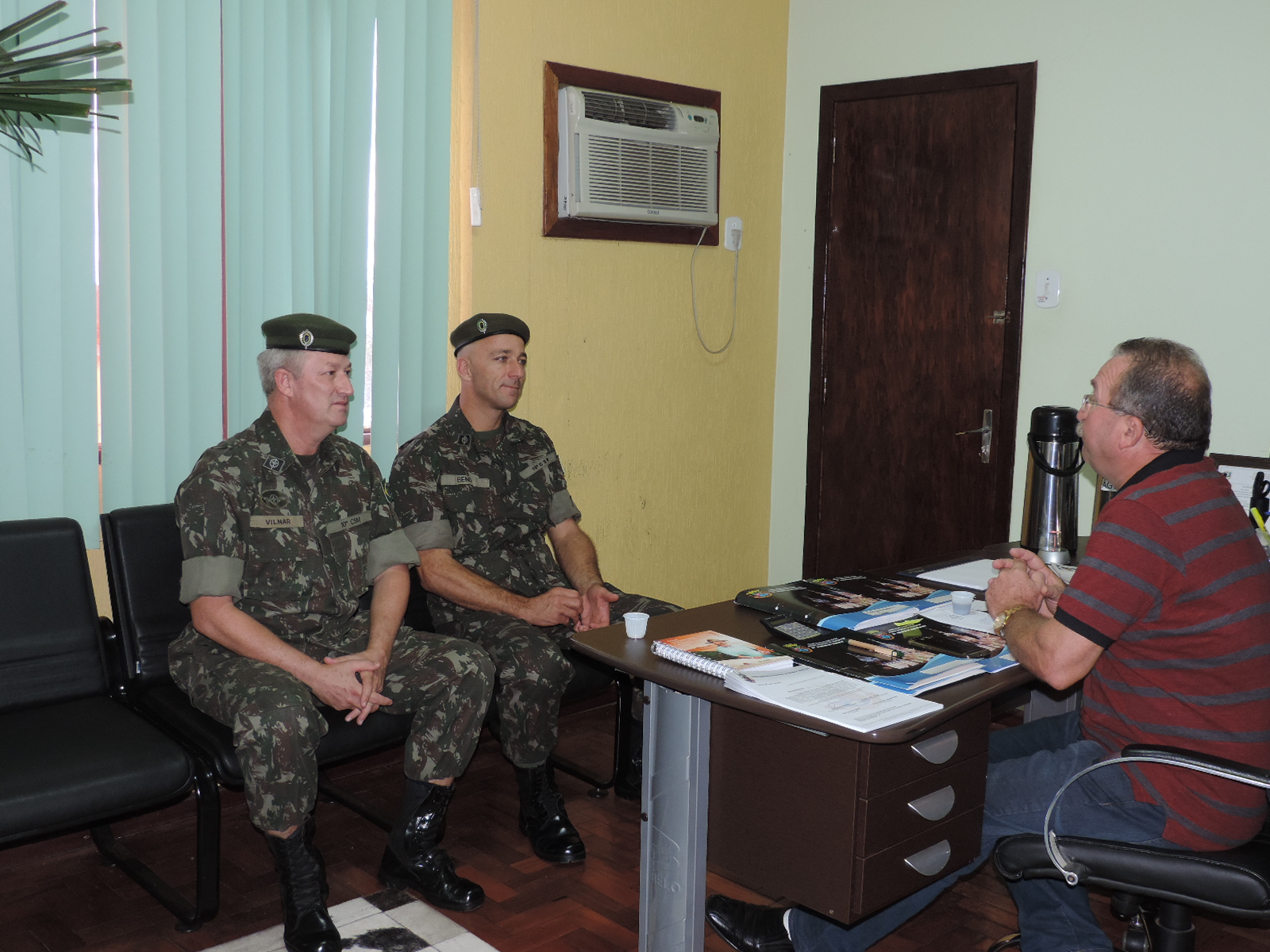 Representantes da 9ª Delegacia do Serviço Militar visitam a Câmara de Vereadores