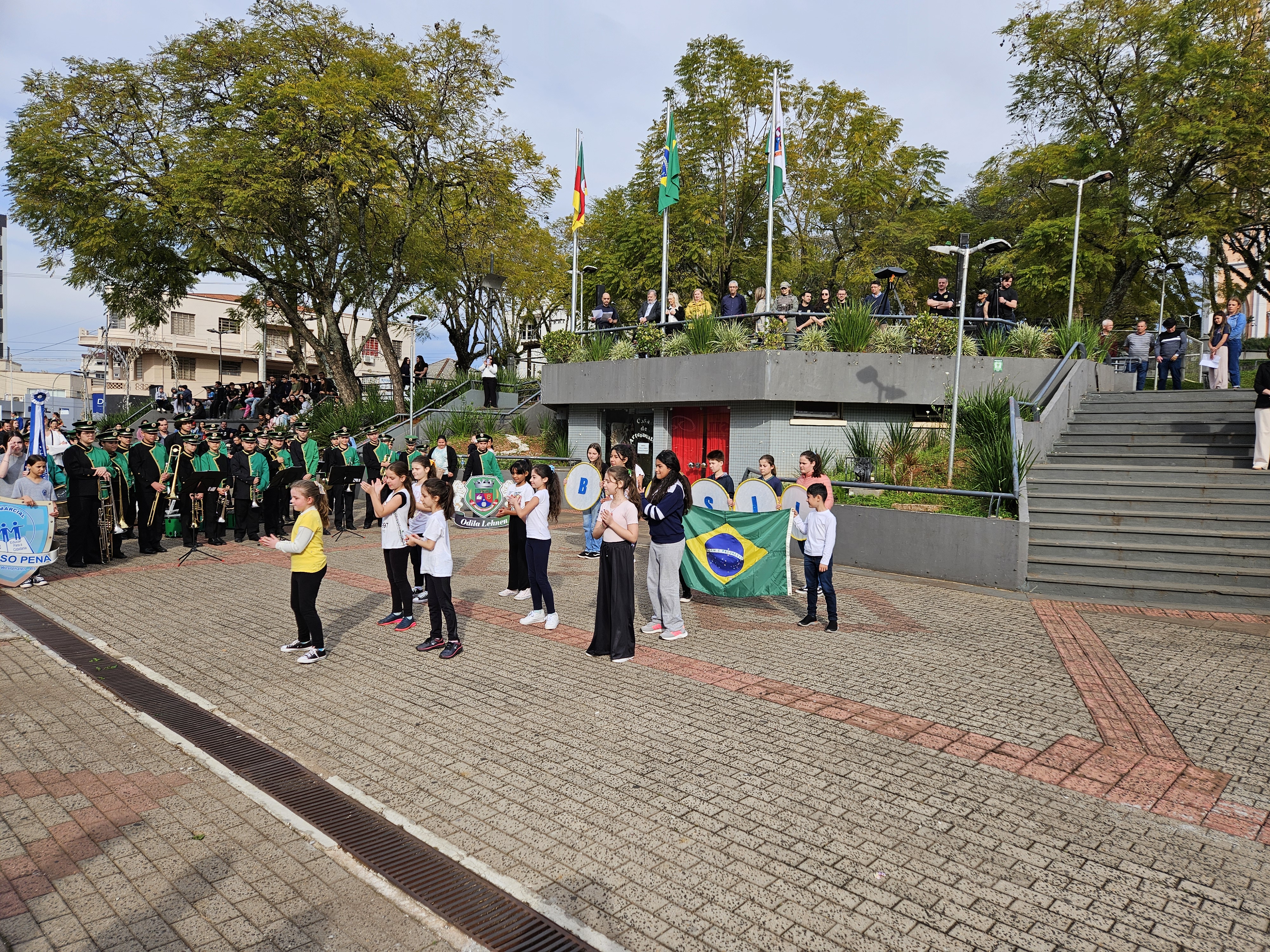 Semana da Pátria 2025 é aberta com apresentações na Praça da Matriz