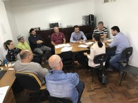     Vereadores analisam projetos na sala das comissões