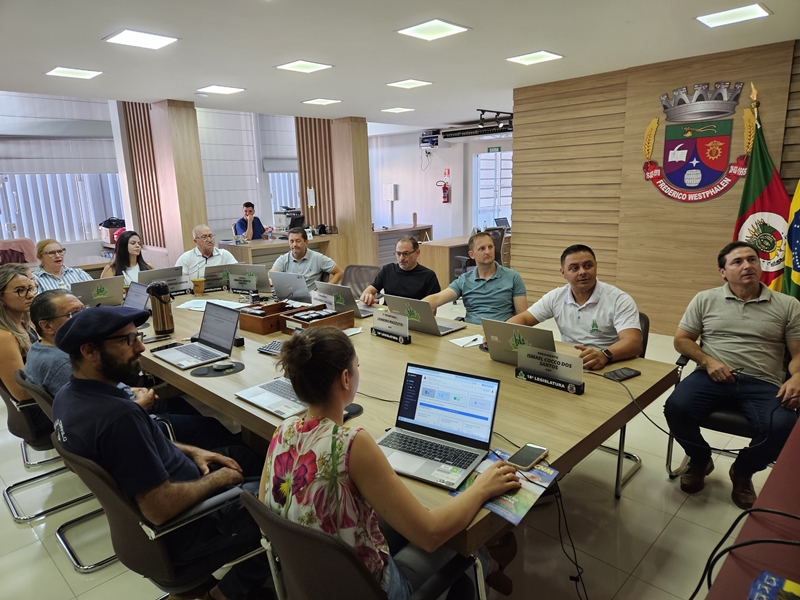 Vereadores participam de treinamento para implantação do Sistema Legislativo Digital
