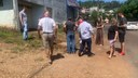 Vereadores percorrem ruas do bairro Barril para verificarem problemas apontados pela população Vereadores percorrem ruas do bairro Barril para verificarem problemas apontados pela população